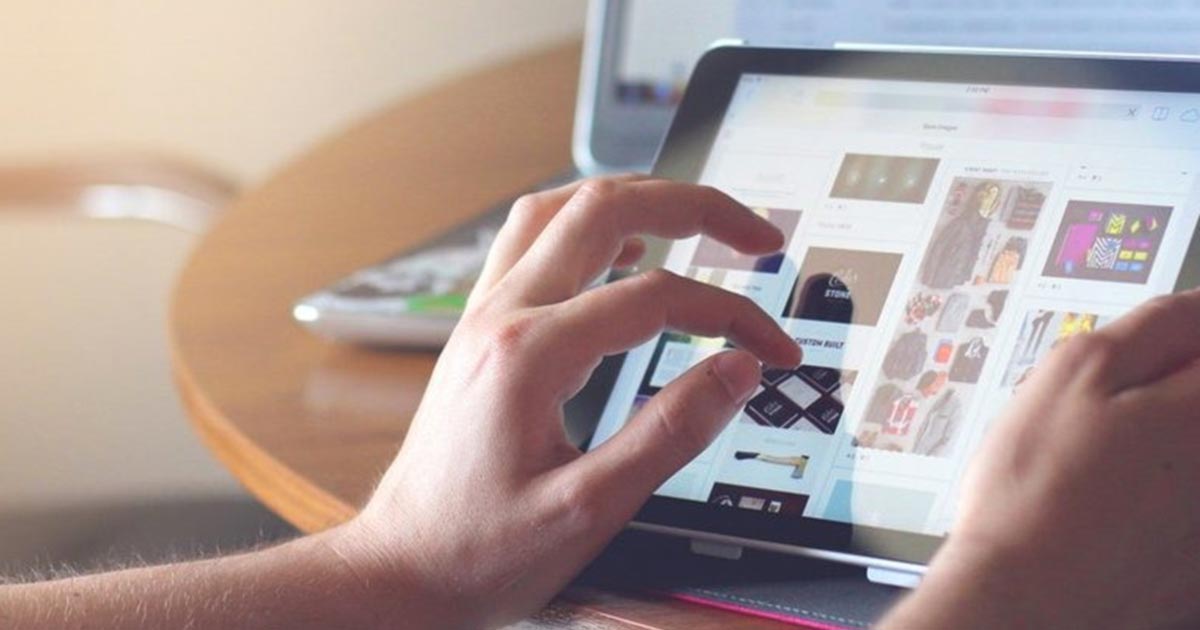 Fotografía de una persona usando una computadora